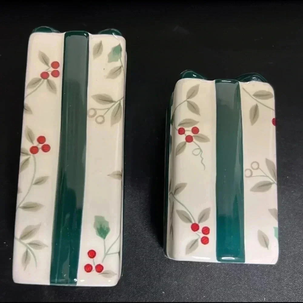 PFALTZGRAFF‎ Winterberry Christmas Present Bow SALT & PEPPER SHAKERS NIB